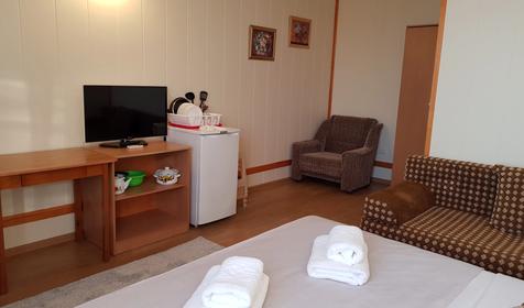 Стандарт четырехместный с общим балконом с видом на бассейны, Корпус 2 (№204)