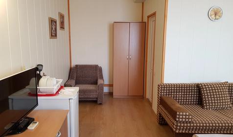 Стандарт четырехместный с общим балконом с видом на бассейны, Корпус 2 (№204)