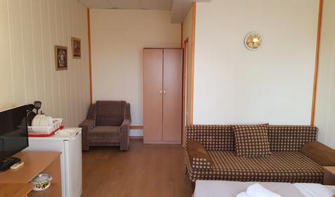 Стандарт четырехместный с общим балконом с видом на бассейны, Корпус 2 (№204)