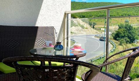 Студия с балконом (вид на море и горы)