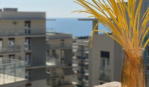 СВЕТЛАЯ, УЮТНАЯ 2-КОМНАТНАЯ КВАРТИРА с видом на море и горы, 5 корпус/6 этаж ⠀