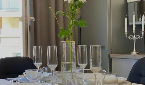 Двухкомнатная квартира с балконом и видом на море