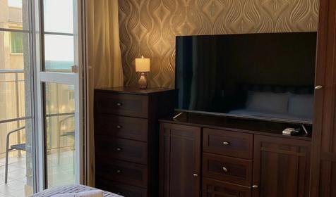 Двухкомнатная квартира с балконом и видом на море