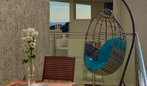 Двухкомнатная квартира с балконом и видом на море