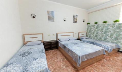 Трехместный с тремя отдельными кроватями и собственной внешней ванной комнатой