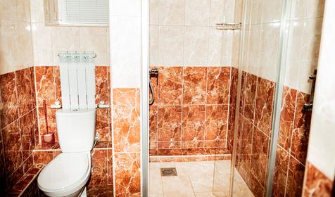 Трехместный с тремя отдельными кроватями и собственной внешней ванной комнатой