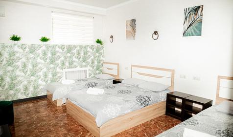 Трехместный с тремя отдельными кроватями и собственной внешней ванной комнатой