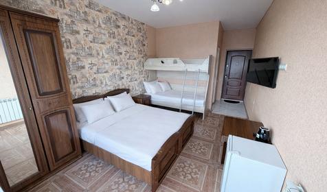 Улучшенный четырехместный с балконом и видом на горы и бассейн