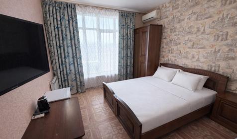 Улучшенный четырехместный с балконом и видом на горы и бассейн