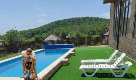 У пруда от Травел Хотелс Антураж