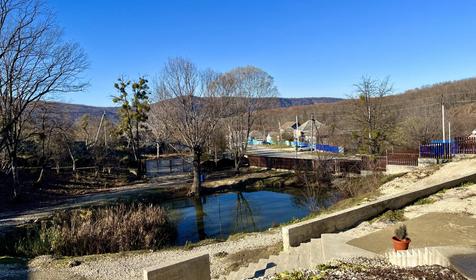 У пруда от Травел Хотелс Антураж