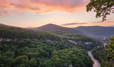 У пруда от Травел Хотелс Антураж