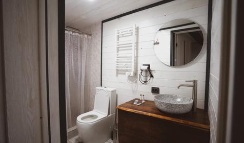 Барнхаус со сканди‑интерьером и тёплым бассейном